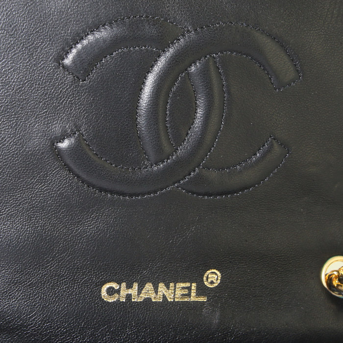 Bolso bandolera Chanel Mademoiselle en cuero acolchado negro - Detail D3