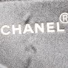 Bolsito de mano Chanel en satén negro - Detail D3 thumbnail