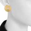 Paire de boucles d'oreilles époque années 90 Vintage en or jaune - Detail D1 thumbnail