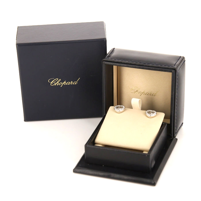 Paire de clous d'oreilles Chopard Happy Diamonds en or blanc et diamants - Detail D2