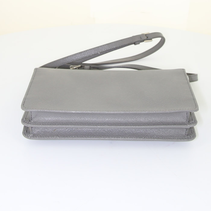 Sac bandoulière Prada en cuir saffiano gris - Detail D4