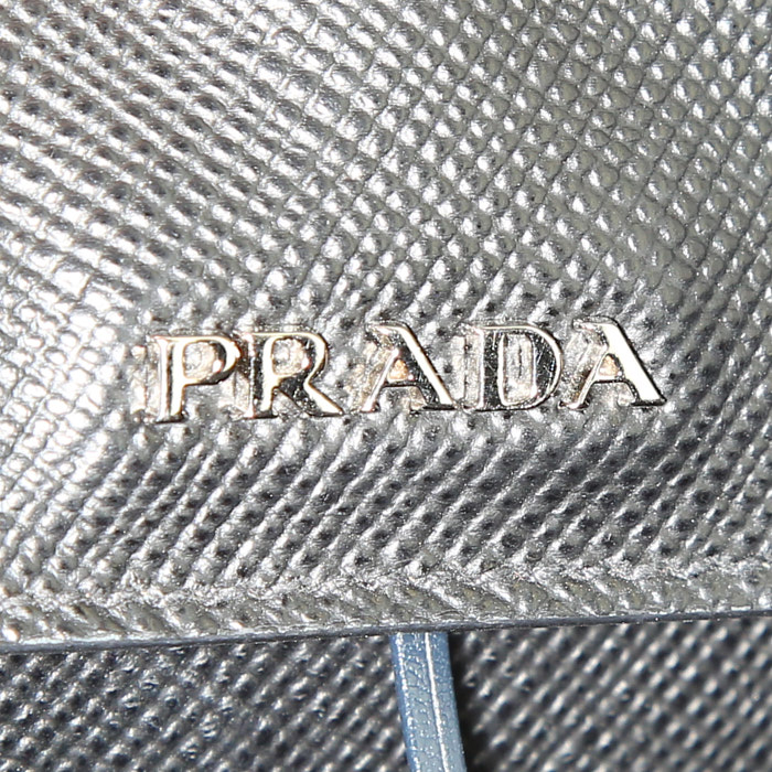 Prada handbag in black leather saffiano - Detail D4