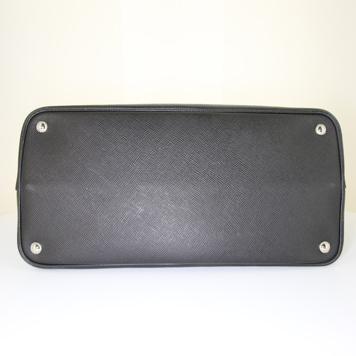 Prada handbag in black leather saffiano - Detail D5