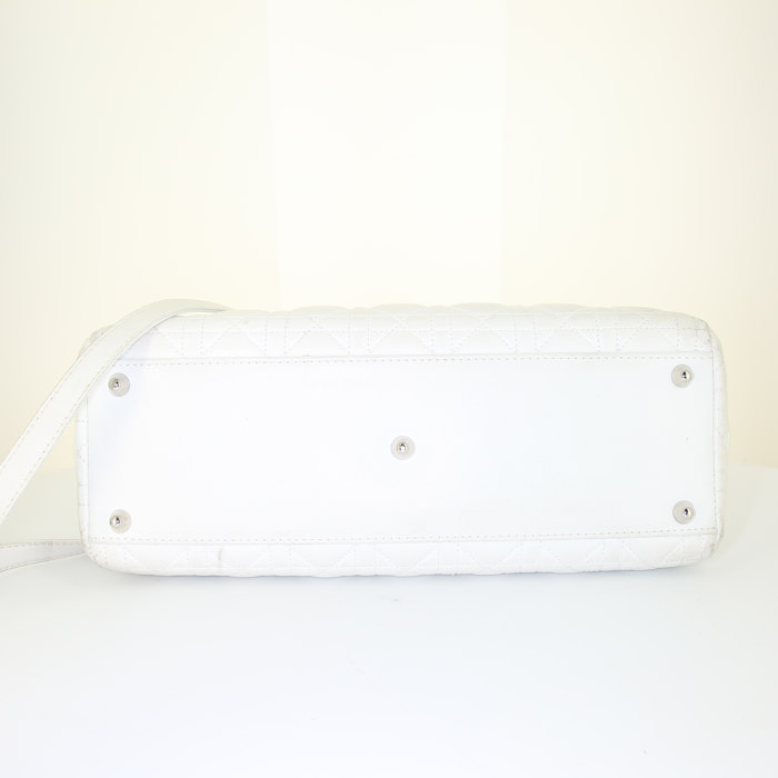 Sac à main Dior Lady Dior grand modèle en cuir cannage blanc - Detail D5