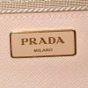 Sac à main Prada Galleria moyen modèle en cuir saffiano rose-pale - Detail D4 thumbnail