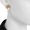 Vintage 1960's earrings for non pierced ears in yellow gold,  platinium and diamonds - Detail D1 thumbnail