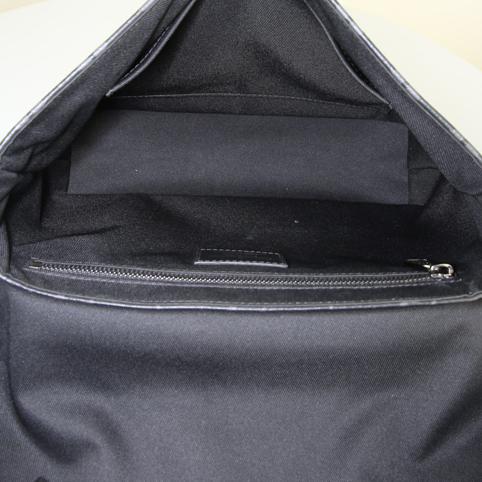Sac bandoulière Louis Vuitton Messenger Voyager petit modèle en toile monogram enduite grise et cuir noir - Detail D2