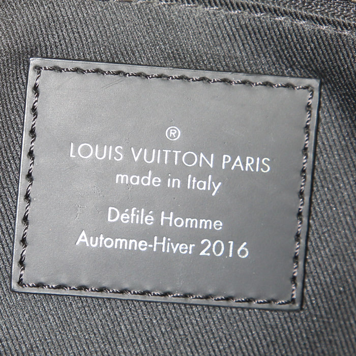 Sac bandoulière Louis Vuitton Messenger Voyager petit modèle en toile monogram enduite grise et cuir noir - Detail D3