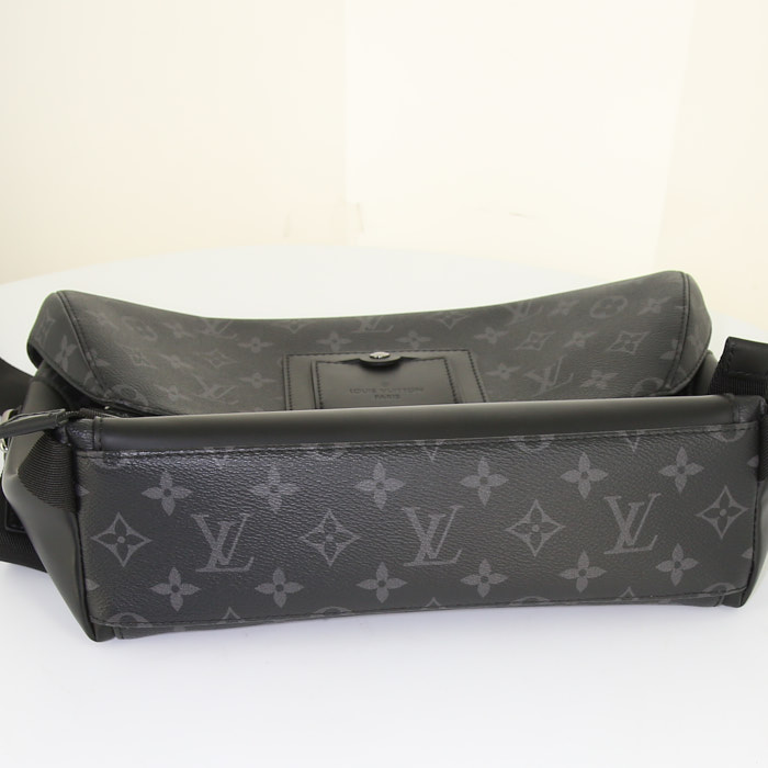 Sac bandoulière Louis Vuitton Messenger Voyager petit modèle en toile monogram enduite grise et cuir noir - Detail D4