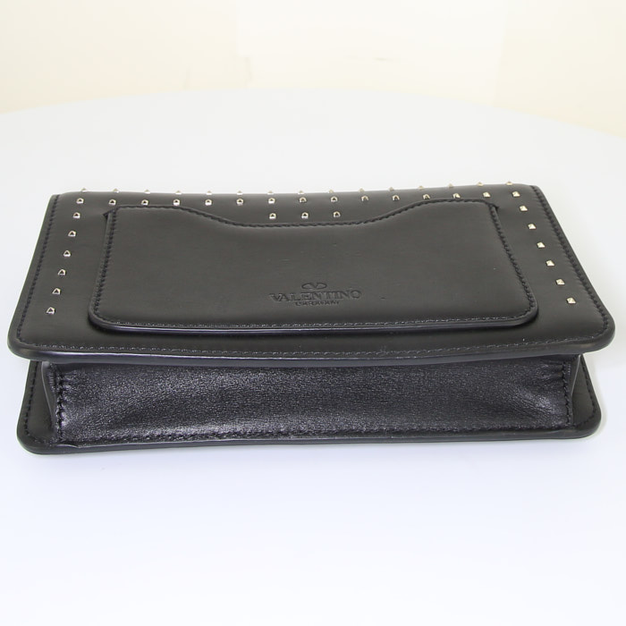 Valentino Garavani Rockstud Demilune small model shoulder bag in black leather - Detail D5