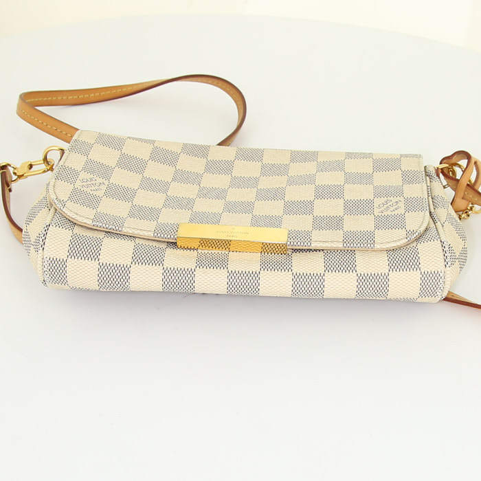 Bolso bandolera Louis Vuitton Favorite en lona a cuadros azul celeste y cuero natural - Detail D5