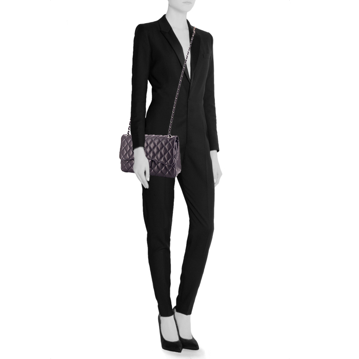 Chanel Timeless jumbo handbag in navy blue quilted grained leather - Detail D2