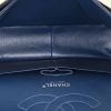 Bolso de mano Chanel Timeless jumbo en cuero granulado acolchado azul marino - Detail D3 thumbnail