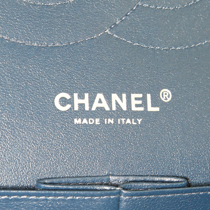 Bolso de mano Chanel Timeless jumbo en cuero granulado acolchado azul marino - Detail D4