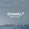 Sac à main Chanel Timeless jumbo en cuir grainé matelassé bleu-marine - Detail D4 thumbnail