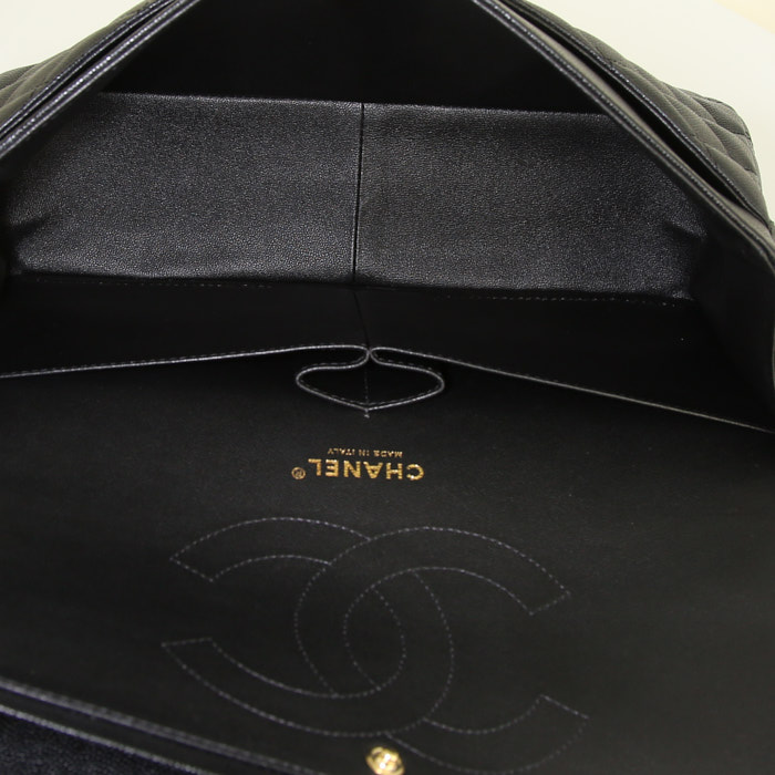 Sac bandoulière Chanel Timeless jumbo en cuir grainé matelassé noir - Detail D3