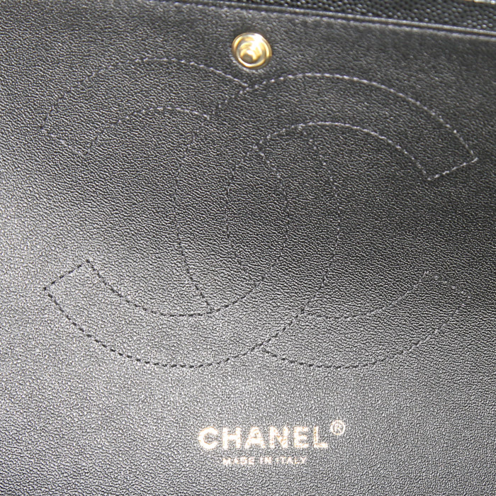 Chanel Timeless jumbo shoulder bag in black quilted grained leather - Detail D4