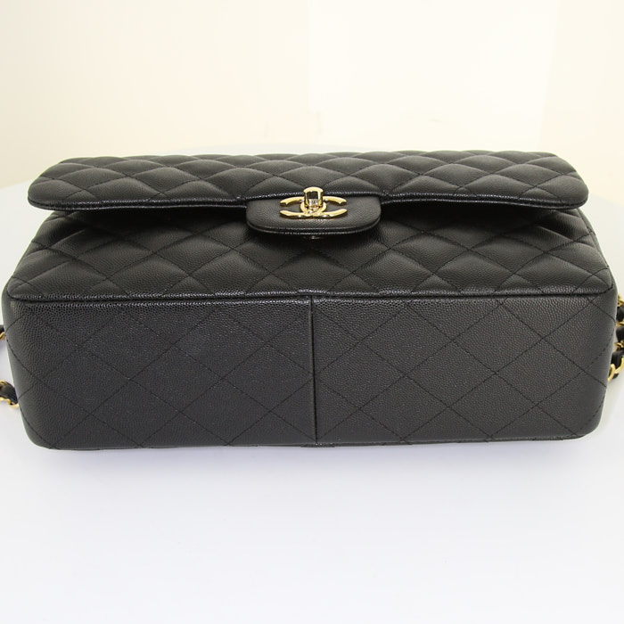 Bolso bandolera Chanel Timeless jumbo en cuero granulado acolchado negro - Detail D5