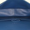 Bolso bandolera Chanel Timeless jumbo en cuero granulado acolchado azul - Detail D3 thumbnail
