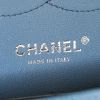 Borsa a tracolla Chanel Timeless jumbo in pelle martellata e trapuntata blu - Detail D4 thumbnail