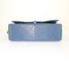 Bolso bandolera Chanel Timeless jumbo en cuero granulado acolchado azul - Detail D5 thumbnail