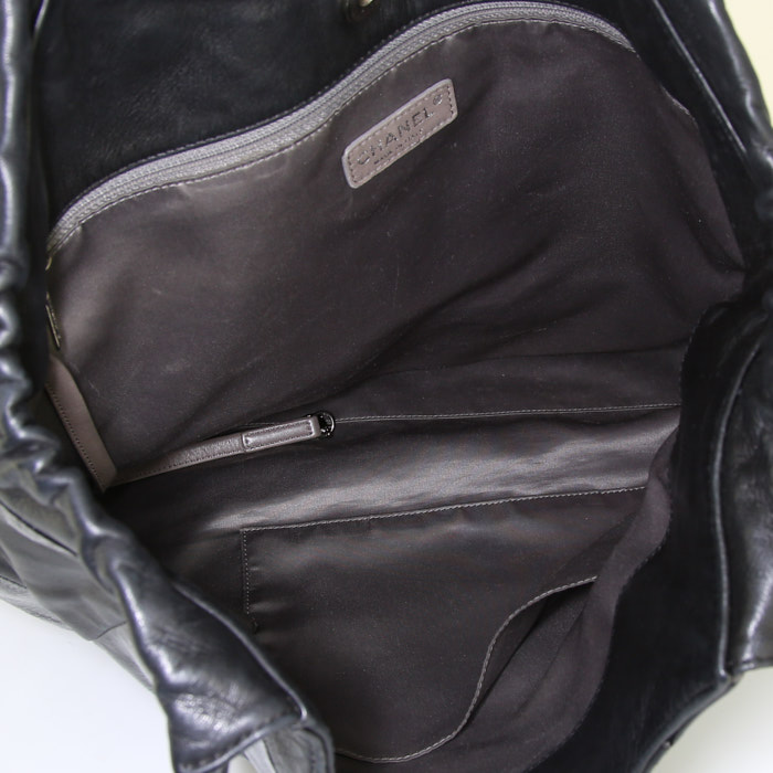 Chanel Coco Cabas shopping bag in black leather - Detail D2