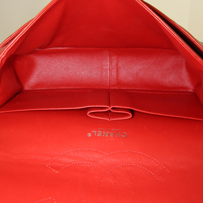 Sac à main Chanel Timeless jumbo en cuir matelassé rouge - Detail D3