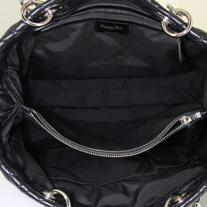 Bolso de mano Dior Dior Soft en cuero negro - Detail D2