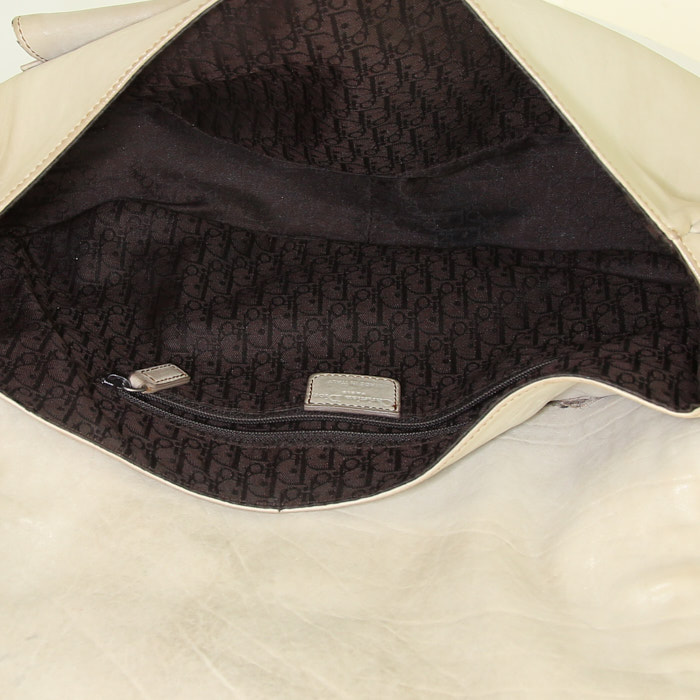 Sac porté épaule ou main Dior Gaucho en cuir beige et jonc marron-caramel - Detail D2