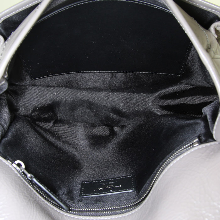 Saint Laurent Niki medium model shoulder bag in taupe leather - Detail D3