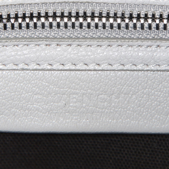 Bolso de mano Givenchy Antigona modelo pequeño en cuero granulado gris - Detail D4