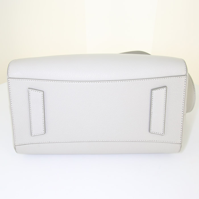 Sac à main Givenchy Antigona petit modèle en cuir grainé gris - Detail D5