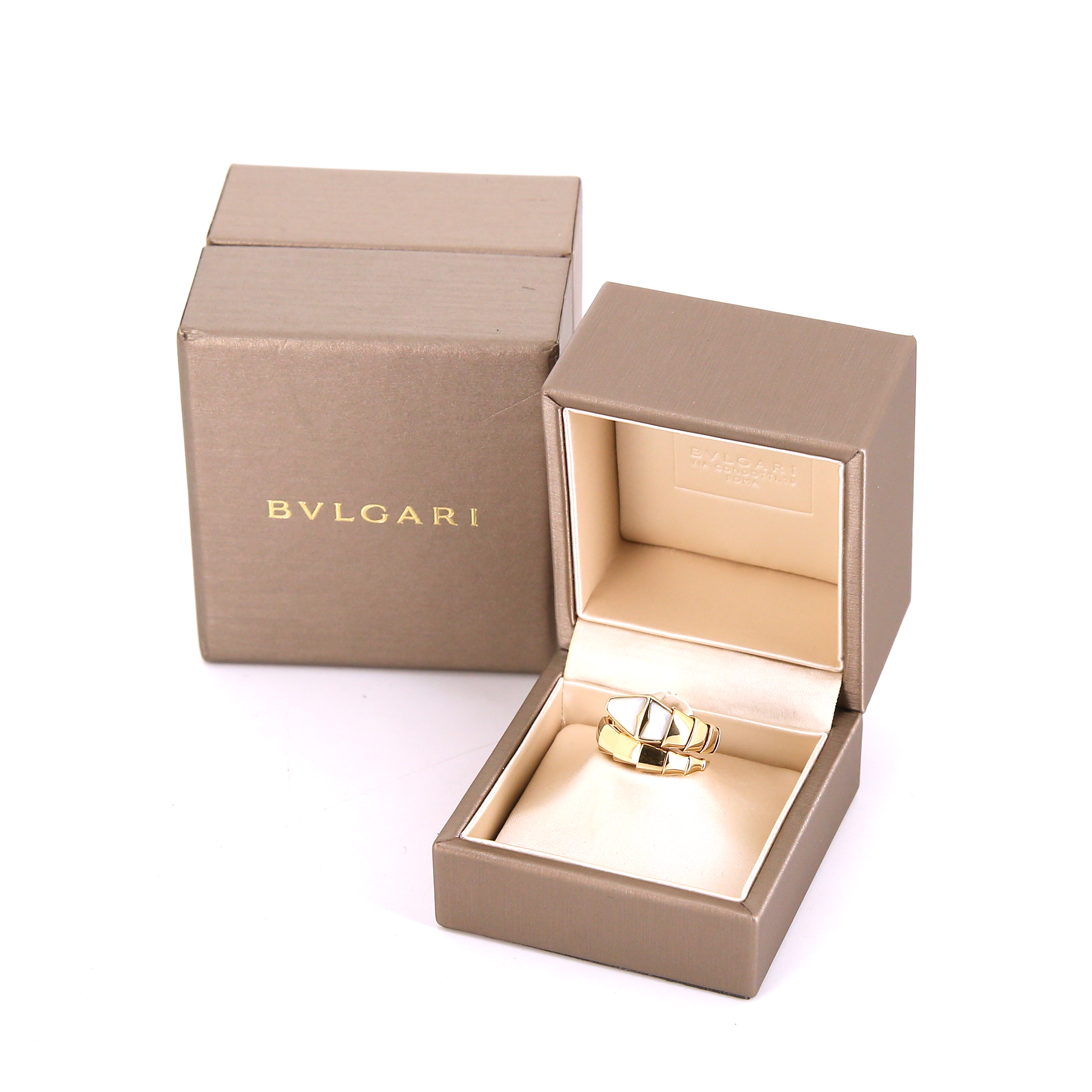 Articulated Bulgari Serpenti ring in yellow gold and mother of pearl - Detail D2