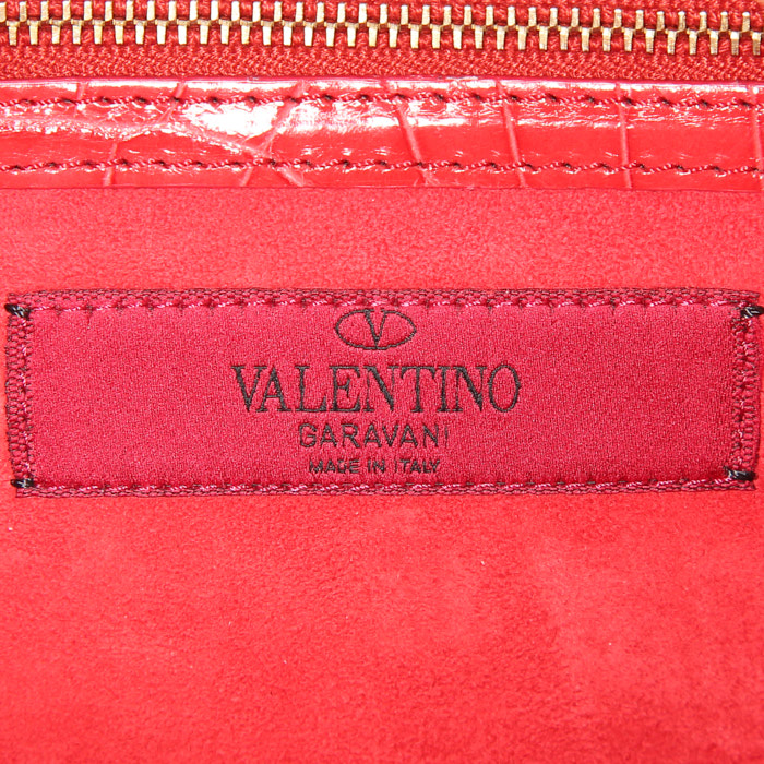 Valentino Garavani Rockstud large model shoulder bag in red crocodile - Detail D4