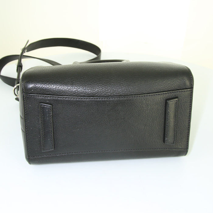 Sac bandoulière Givenchy Antigona Mini modèle en cuir noir - Detail D5