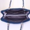 Bolso de mano Chanel Shopping GST en cuero granulado acolchado azul - Detail D2 thumbnail