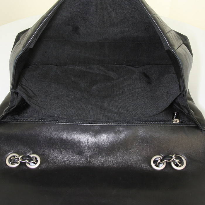 Bolso bandolera Chanel Choco bar en cuero acolchado negro - Detail D3