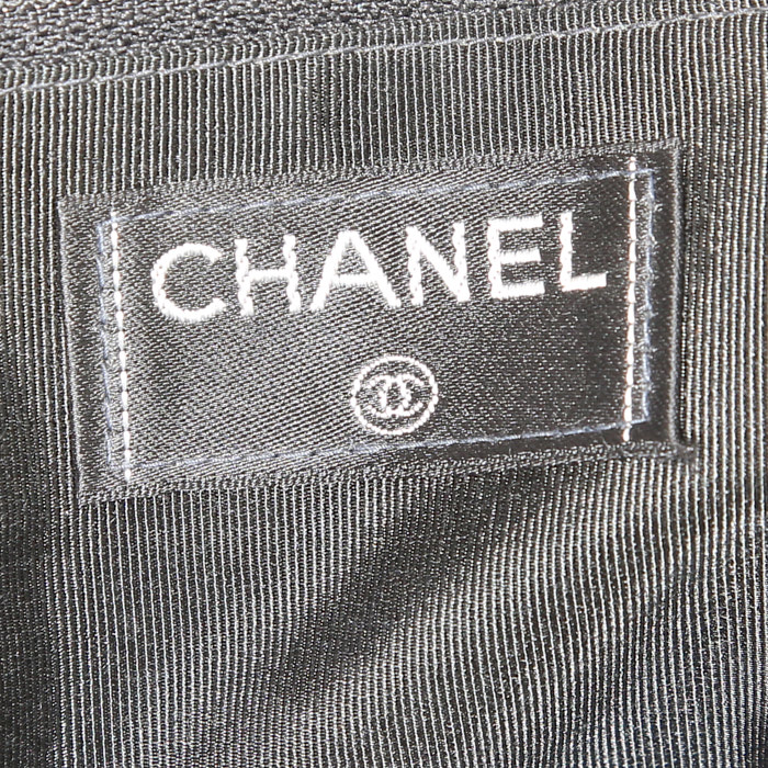 Bolso bandolera Chanel Choco bar en cuero acolchado negro - Detail D4