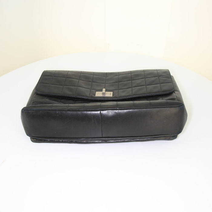 Sac bandoulière Chanel Choco bar en cuir matelassé noir - Detail D5