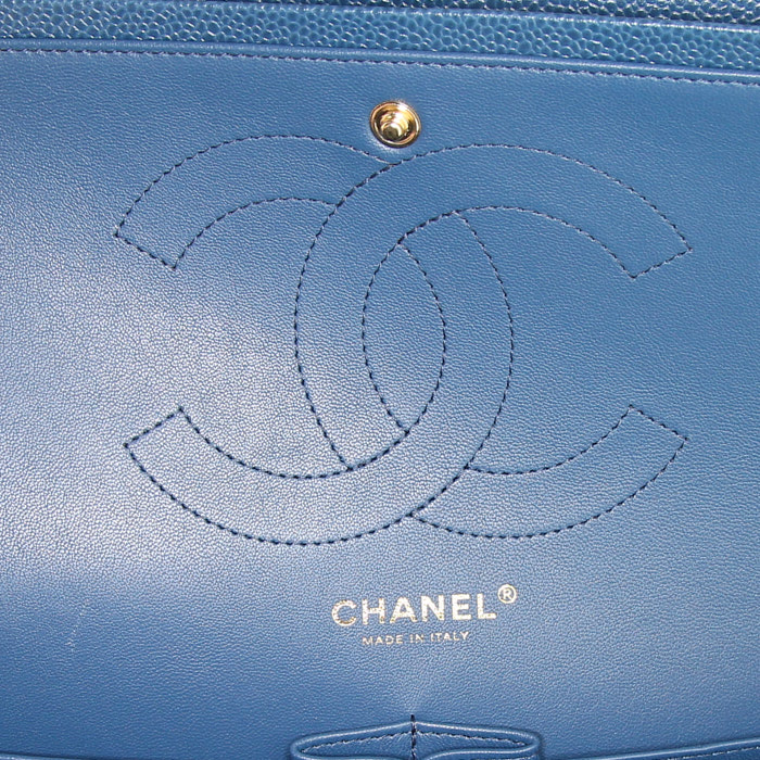 Chanel Timeless jumbo shoulder bag in blue quilted grained leather - Detail D4