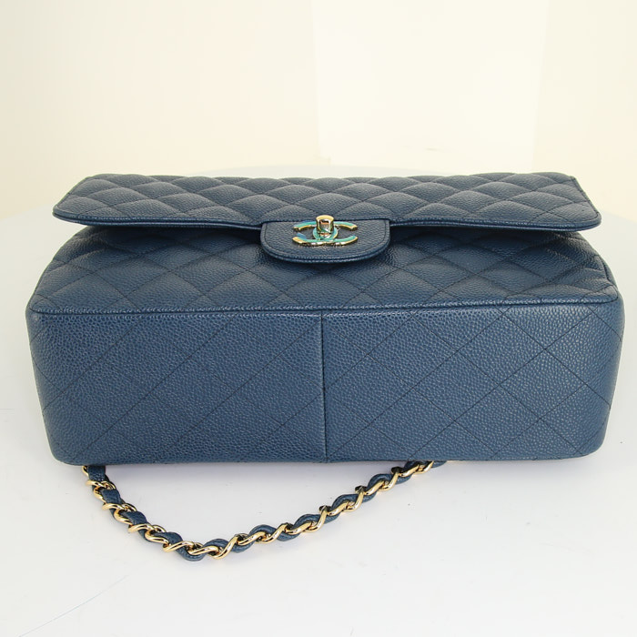 Sac bandoulière Chanel Timeless jumbo en cuir grainé matelassé bleu - Detail D5