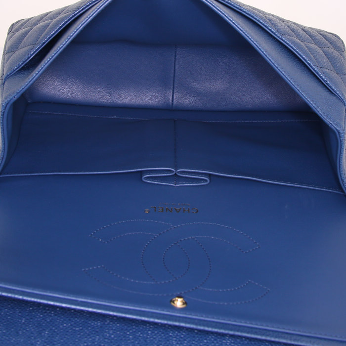 Chanel Timeless jumbo handbag in blue quilted grained leather - Detail D3