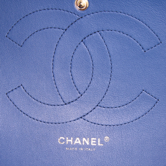 Chanel Timeless jumbo handbag in blue quilted grained leather - Detail D4