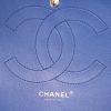 Sac à main Chanel Timeless jumbo en cuir grainé matelassé bleu - Detail D4 thumbnail