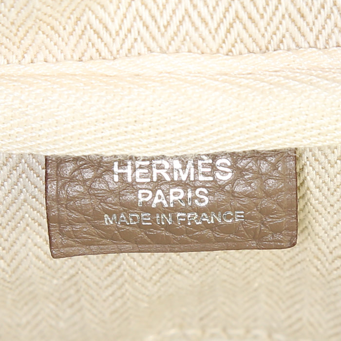 Bolso de mano Hermes Victoria en cuero togo marrón etoupe - Detail D3