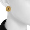 Paire de boucles d'oreilles époque années 80 Vintage en or jaune 22 carats et saphirs - Detail D1 thumbnail