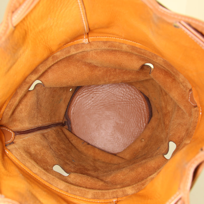 Bolso de mano Hermes Mangeoire en cuero color oro - Detail D2