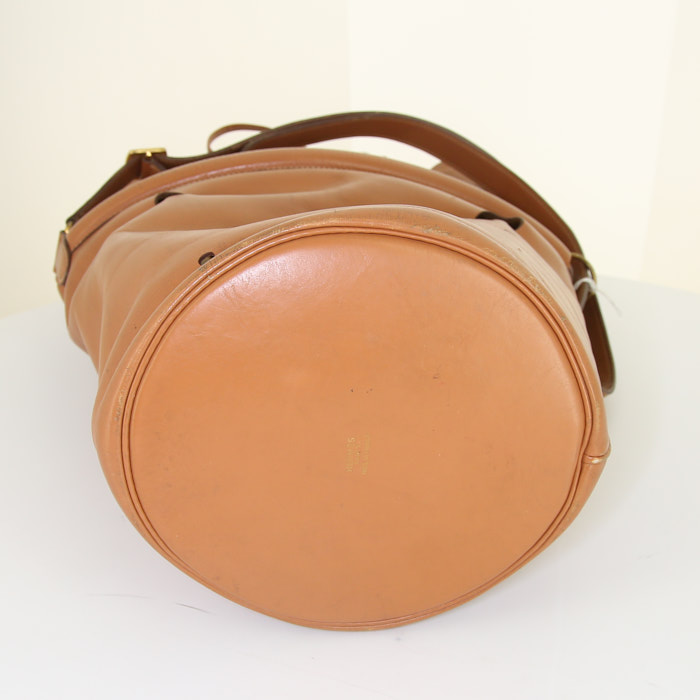 Bolso de mano Hermes Mangeoire en cuero color oro - Detail D4