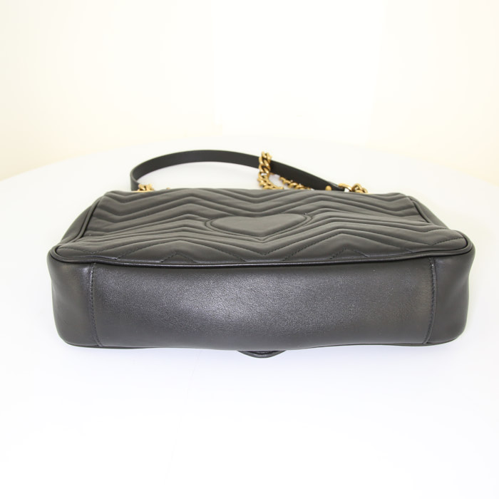 Sac bandoulière Gucci GG Marmont en cuir matelassé noir - Detail D5