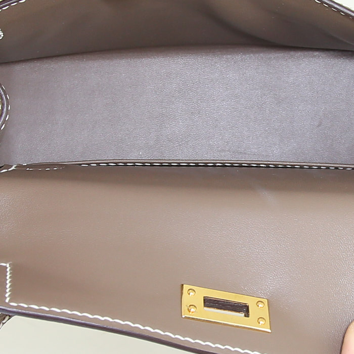 Sac à main Hermes Kelly 20 cm petit modèle en cuir epsom étoupe - Detail D3